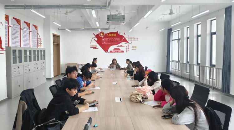 学生座谈2(1).jpg