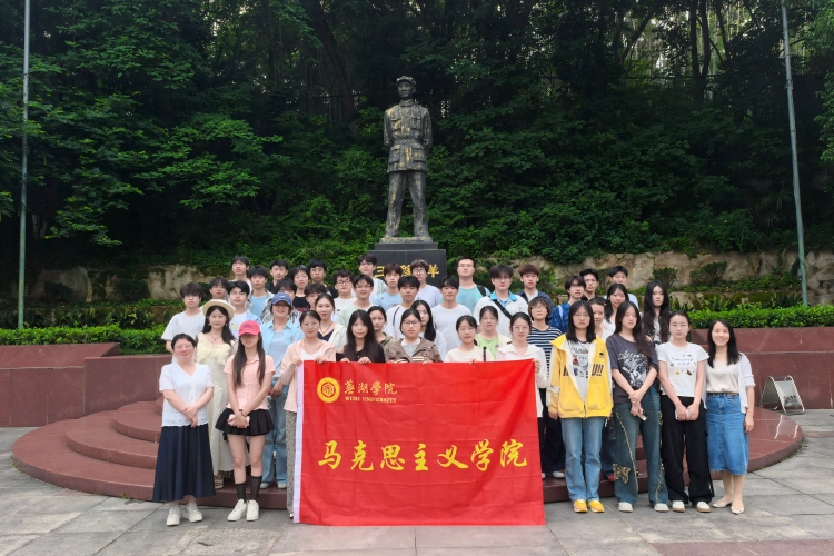 参观王稼祥纪念园(1)-修改尺寸.jpg