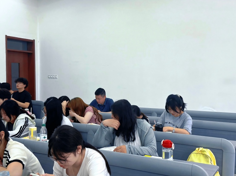 1780845936934815.jpg 房书记听课01-修改尺寸版.jpg