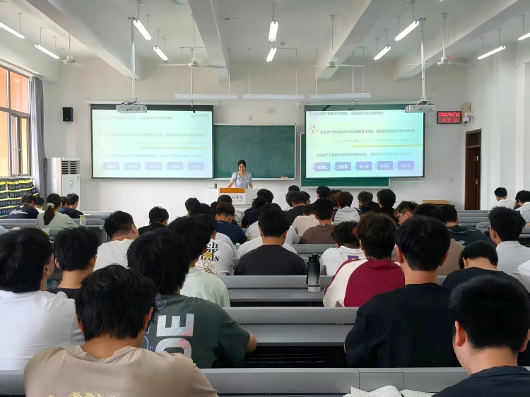 1781332049415829.jpg 李校长听课修改尺寸版-选用.jpg